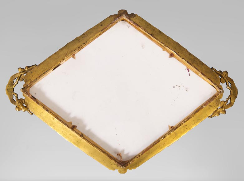 Plat en faïence à décor d'oiseau, monté en bronze Plat en faïence à décor d'oiseau, monté en bronze-6