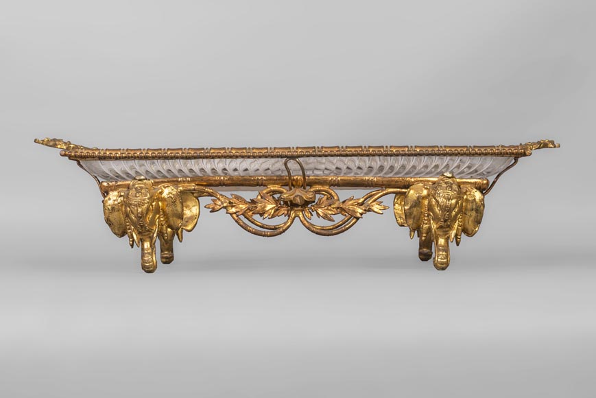 Vide-poches japonisant en cristal gravé et monture en bronze doré à têtes d'éléphants Vide-poches japonisant en cristal gravé et monture en bronze doré à têtes d'éléphants-1