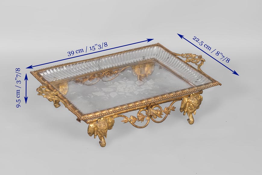 Vide-poches japonisant en cristal gravé et monture en bronze doré à têtes d'éléphants Vide-poches japonisant en cristal gravé et monture en bronze doré à têtes d'éléphants-6