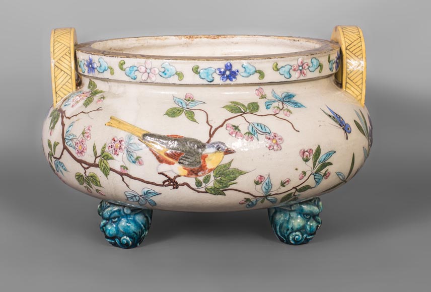 Beau cache-pot chinoisant ancien en faïence à décor d'oiseaux Beau cache-pot chinoisant ancien en faïence à décor d'oiseaux-0