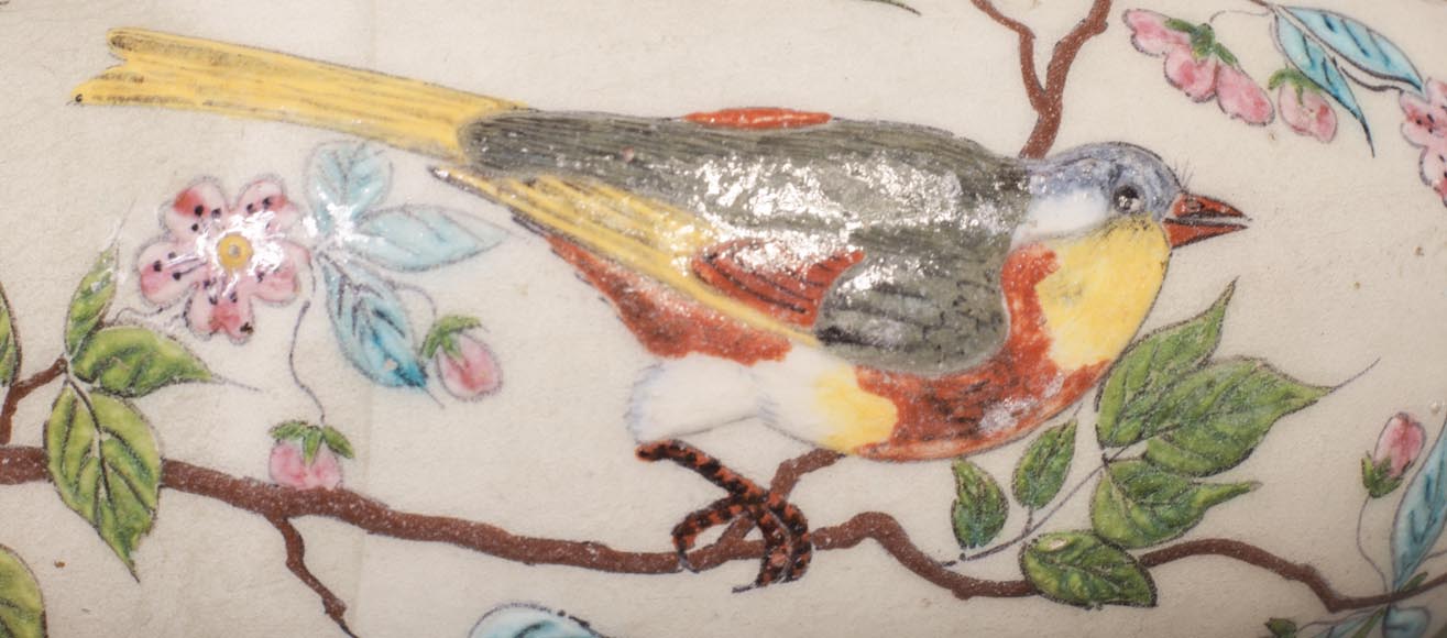 Beau cache-pot chinoisant ancien en faïence à décor d'oiseaux Beau cache-pot chinoisant ancien en faïence à décor d'oiseaux-6