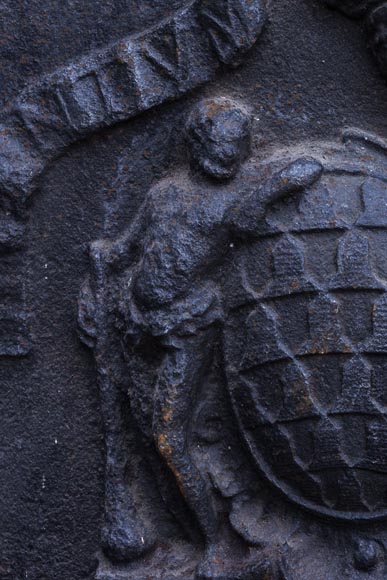 Belle plaque de cheminée ancienne aux écus d'alliance du marquis de Vichy et de Claude-Josèphe-Marie de Saint-Georges Belle plaque de cheminée ancienne aux écus d'alliance du marquis de Vichy et de Claude-Josèphe-Marie de Saint-Georges-3