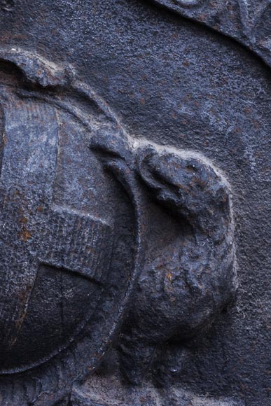 Belle plaque de cheminée ancienne aux écus d'alliance du marquis de Vichy et de Claude-Josèphe-Marie de Saint-Georges Belle plaque de cheminée ancienne aux écus d'alliance du marquis de Vichy et de Claude-Josèphe-Marie de Saint-Georges-4