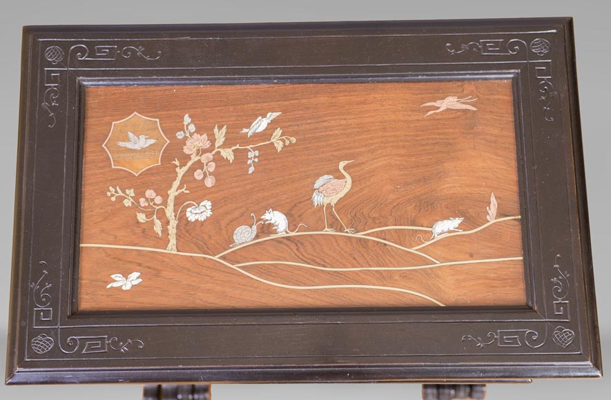 Suite de quatre tables gigognes japonisantes à décor en marqueterie de métal Suite de quatre tables gigognes japonisantes à décor en marqueterie de métal-5