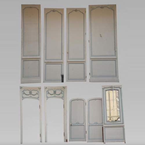 Eléments de boiserie de style Louis XV blanc et bleu pastel
