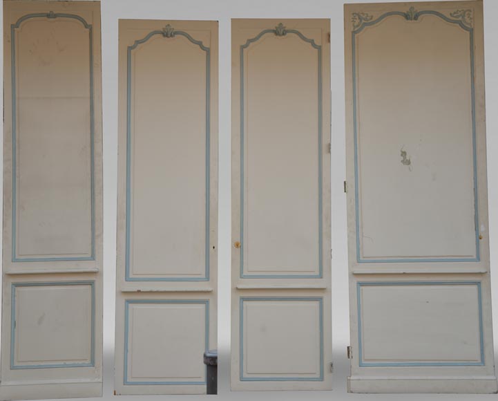 Eléments de boiserie de style Louis XV blanc et bleu pastel Eléments de boiserie de style Louis XV blanc et bleu pastel-1