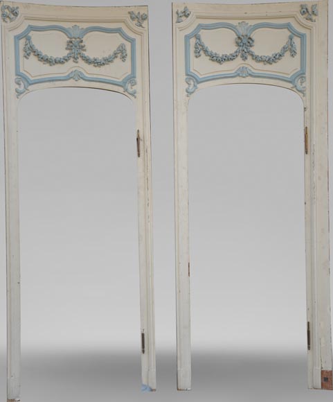 Eléments de boiserie de style Louis XV blanc et bleu pastel Eléments de boiserie de style Louis XV blanc et bleu pastel-8