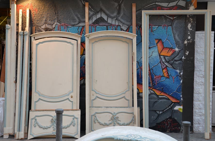 Eléments de boiserie de style Louis XV blanc et bleu pastel Eléments de boiserie de style Louis XV blanc et bleu pastel-15