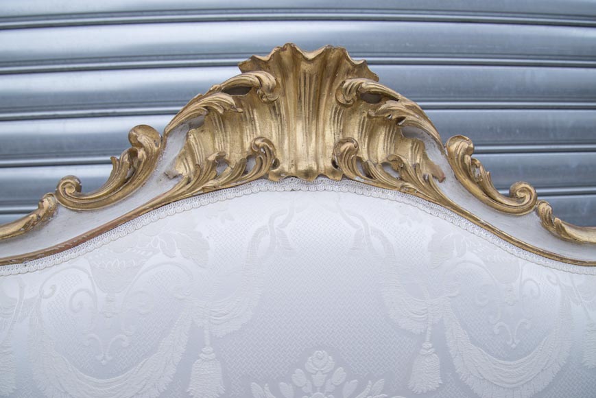 Grande banquette ancienne de style Louis XV en bois doré Grande banquette ancienne de style Louis XV en bois doré-11