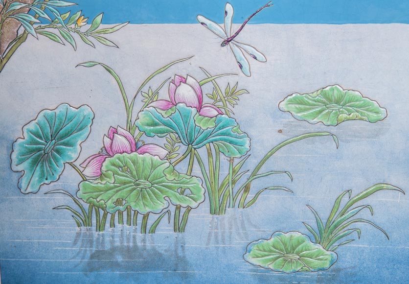 Paire de panneaux en céramique aux oiseaux dans un paysage lacustre signés Paire de panneaux en céramique aux oiseaux dans un paysage lacustre signés