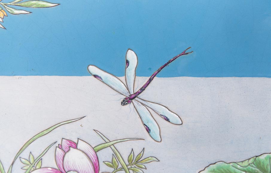 Paire de panneaux en céramique aux oiseaux dans un paysage lacustre signés Paire de panneaux en céramique aux oiseaux dans un paysage lacustre signés