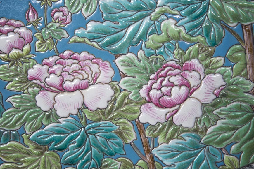 Paire de panneaux en céramique aux oiseaux dans un paysage lacustre signés Paire de panneaux en céramique aux oiseaux dans un paysage lacustre signés