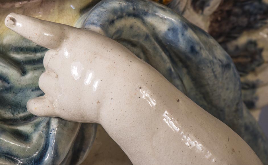 Pendule en faïence polychrome, à décor de Cupidon soutenant le cadran Pendule en faïence polychrome, à décor de Cupidon soutenant le cadran-4