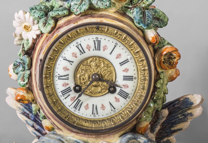 Pendule en faïence polychrome, à décor de Cupidon soutenant le cadran Pendule en faïence polychrome, à décor de Cupidon soutenant le cadran-5