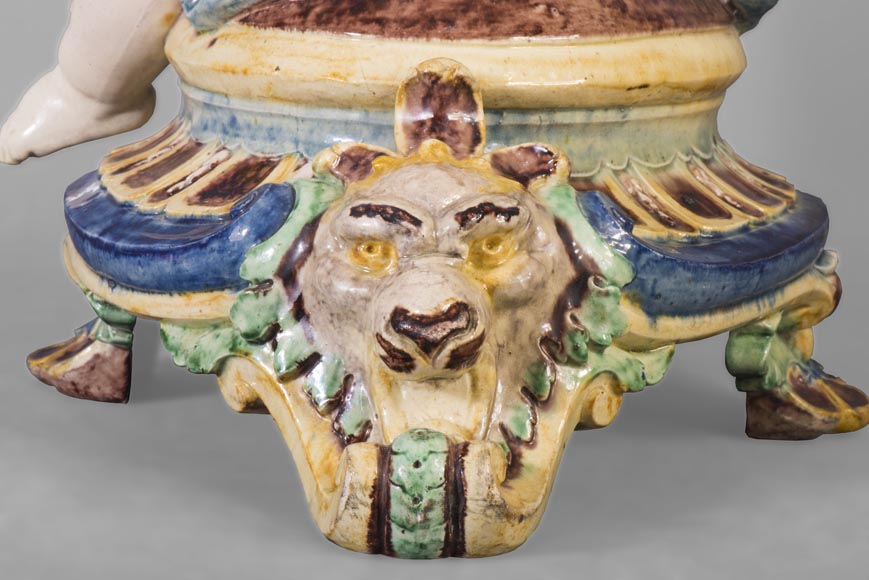 Pendule en faïence polychrome, à décor de Cupidon soutenant le cadran Pendule en faïence polychrome, à décor de Cupidon soutenant le cadran-7