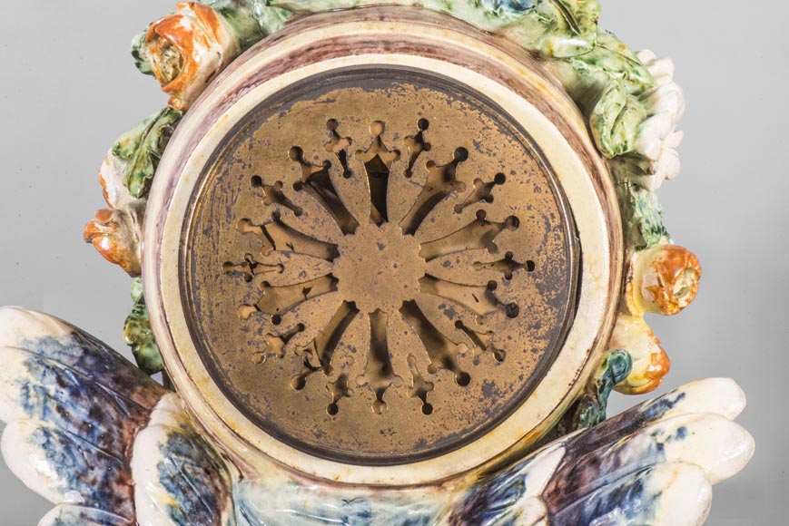 Pendule en faïence polychrome, à décor de Cupidon soutenant le cadran Pendule en faïence polychrome, à décor de Cupidon soutenant le cadran-10