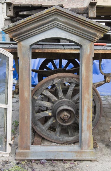 Ensemble de quatre encadrements de fenêtres en fonte Ensemble de quatre encadrements de fenêtres en fonte-1