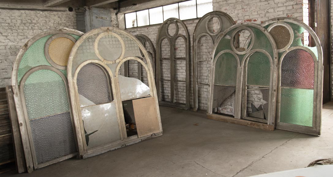 Ensemble de cadres de fenêtres en bois en forme d'arcade et verres de couleurs Ensemble de cadres de fenêtres en bois en forme d'arcade et verres de couleurs-0