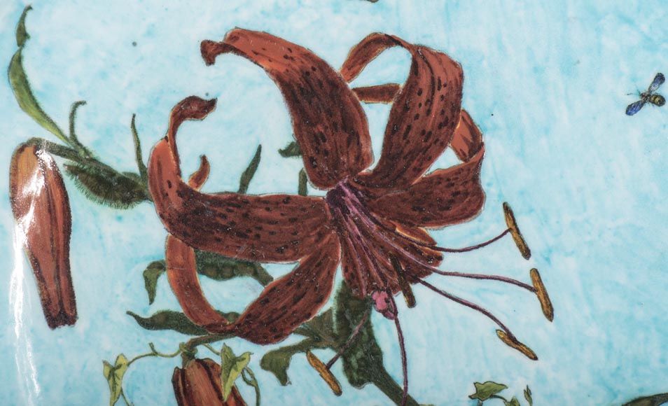 Théodore DECK (céramiste) et Anthony Ludovic REGNIER (peintre) - Plat en céramique émaillée à décor de lis tigré et papillon sur fond bleu Théodore DECK (céramiste) et Anthony Ludovic REGNIER (peintre) - Plat en céramique émaillée à décor de lis tigré et papillon sur fond bleu-2