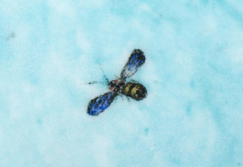 Théodore DECK (céramiste) et Anthony Ludovic REGNIER (peintre) - Plat en céramique émaillée à décor de lis tigré et papillon sur fond bleu Théodore DECK (céramiste) et Anthony Ludovic REGNIER (peintre) - Plat en céramique émaillée à décor de lis tigré et papillon sur fond bleu-3