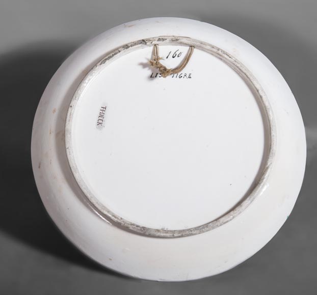 Théodore DECK (céramiste) et Anthony Ludovic REGNIER (peintre) - Plat en céramique émaillée à décor de lis tigré et papillon sur fond bleu Théodore DECK (céramiste) et Anthony Ludovic REGNIER (peintre) - Plat en céramique émaillée à décor de lis tigré et papillon sur fond bleu-5