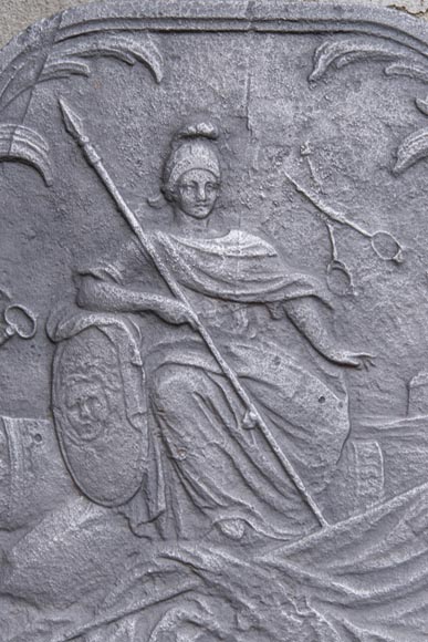 Plaque de cheminée ancienne à décor de Minerve Plaque de cheminée ancienne à décor de Minerve-1