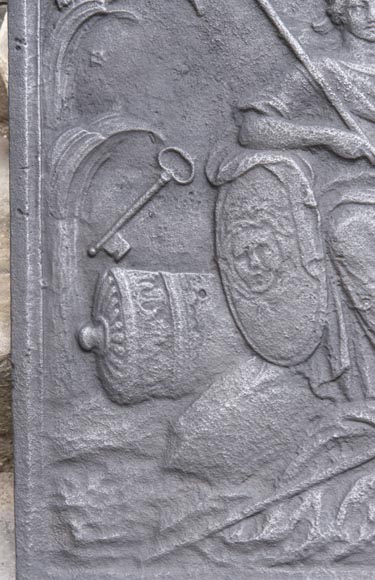 Plaque de cheminée ancienne à décor de Minerve Plaque de cheminée ancienne à décor de Minerve-3