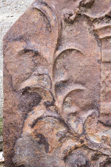 Plaque de cheminée du XVIIe siècle, à décor d'un haume de chevalier Plaque de cheminée du XVIIe siècle, à décor d'un haume de chevalier-3