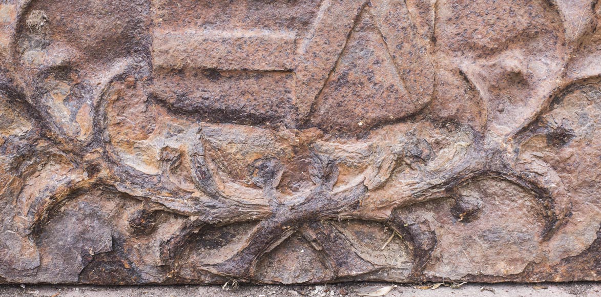 Plaque de cheminée du XVIIe siècle, à décor d'un haume de chevalier Plaque de cheminée du XVIIe siècle, à décor d'un haume de chevalier-4