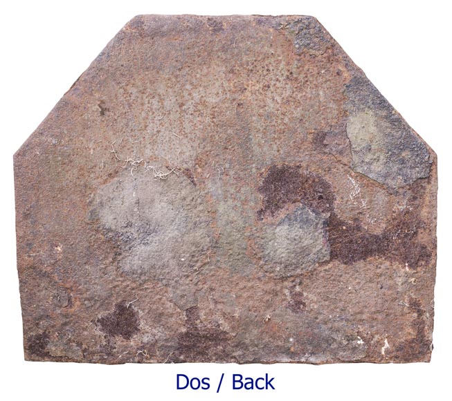 Plaque de cheminée du XVIIe siècle, à décor d'un haume de chevalier Plaque de cheminée du XVIIe siècle, à décor d'un haume de chevalier-5