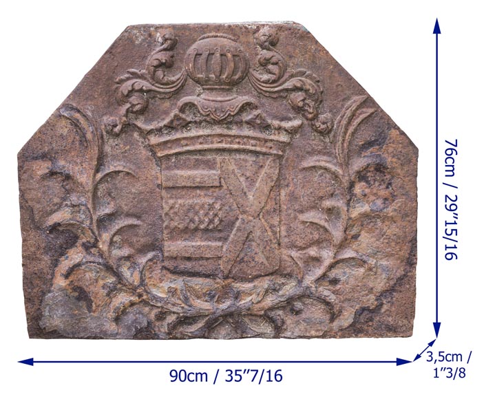 Plaque de cheminée du XVIIe siècle, à décor d'un haume de chevalier Plaque de cheminée du XVIIe siècle, à décor d'un haume de chevalier-6