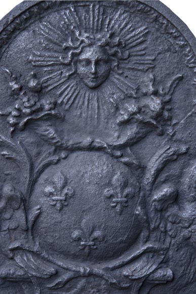 Plaque de cheminée moderne aux Armes de France et au Roi-Soleil Plaque de cheminée moderne aux Armes de France et au Roi-Soleil-1