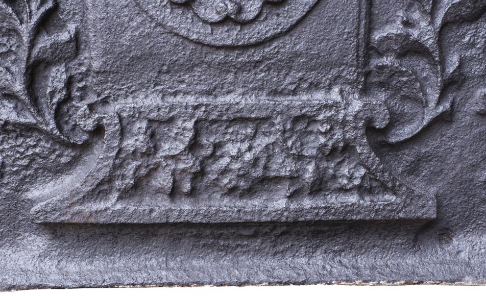 Plaque de cheminée aux armoiries de Paul-Jules de La Porte-Mazarin datée 1728 Plaque de cheminée aux armoiries de Paul-Jules de La Porte-Mazarin datée 1728-3