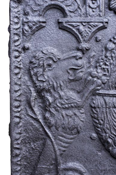Plaque de cheminée du XVIIIe siècle aux Armes de France et aux lions Plaque de cheminée du XVIIIe siècle aux Armes de France et aux lions-3