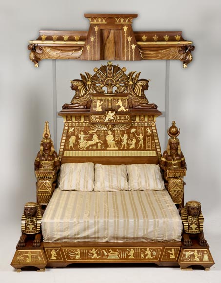 Louis MALARD, Chambre à coucher unique de style « rhamsésien » en noyer rehaussé de feuilles d’or, Exposition Universelle de 1889  Louis MALARD, Chambre à coucher unique de style « rhamsésien » en noyer rehaussé de feuilles d’or, Exposition Universelle de 1889-1