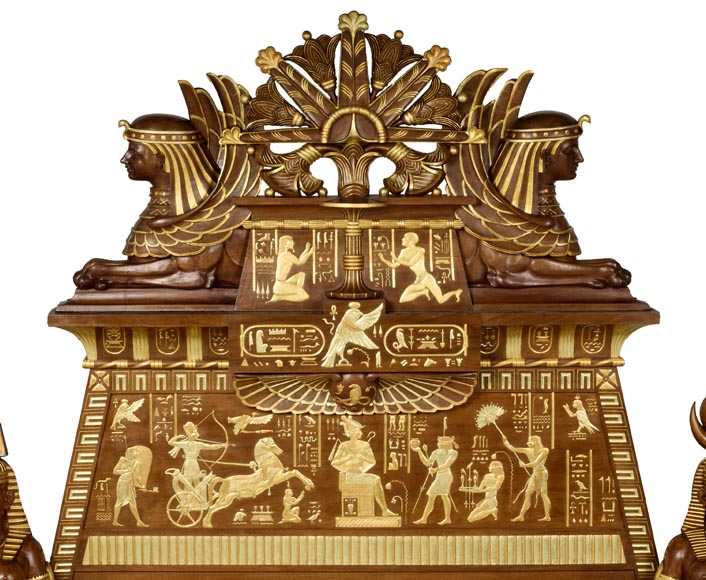 Louis MALARD, Chambre à coucher unique de style « rhamsésien » en noyer rehaussé de feuilles d’or, Exposition Universelle de 1889  Louis MALARD, Chambre à coucher unique de style « rhamsésien » en noyer rehaussé de feuilles d’or, Exposition Universelle de 1889-5