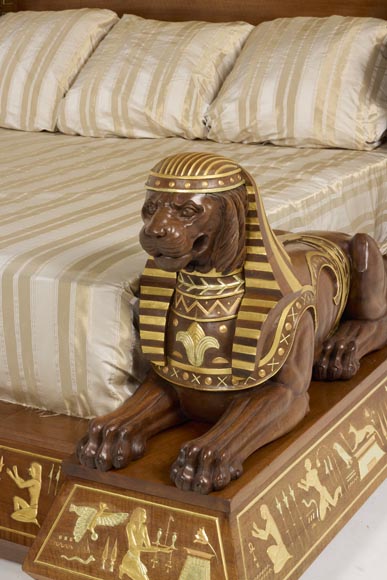 Louis MALARD, Chambre à coucher unique de style « rhamsésien » en noyer rehaussé de feuilles d’or, Exposition Universelle de 1889  Louis MALARD, Chambre à coucher unique de style « rhamsésien » en noyer rehaussé de feuilles d’or, Exposition Universelle de 1889-15