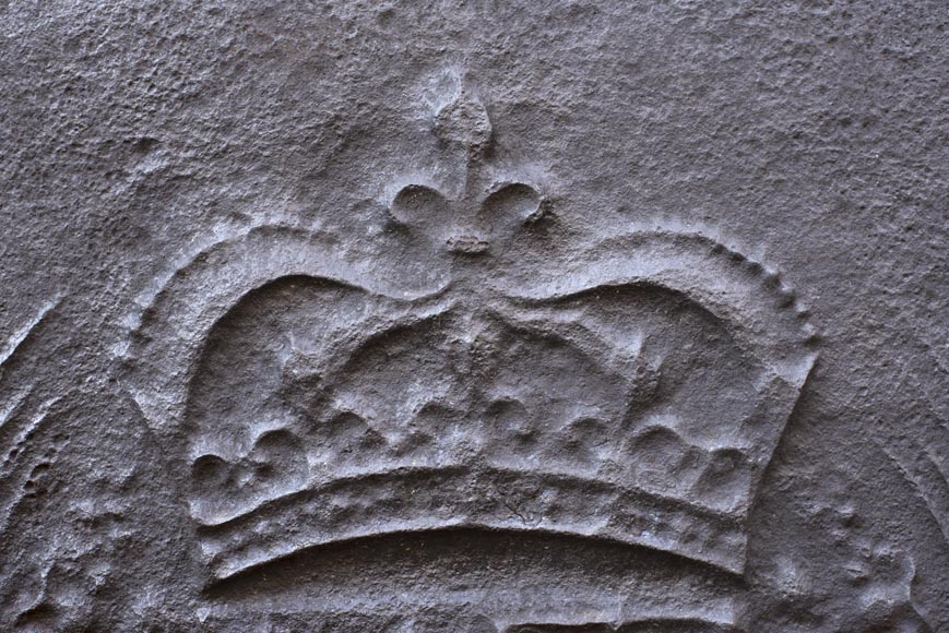 Plaque de cheminée du XVIIIe aux Armes de France et de Navarre Plaque de cheminée du XVIIIe aux Armes de France et de Navarre-1