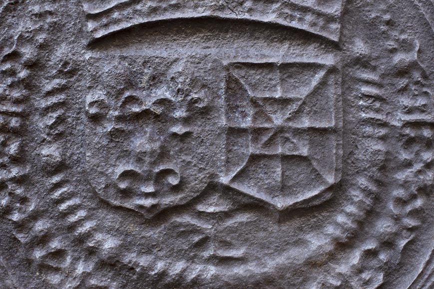 Plaque de cheminée du XVIIIe aux Armes de France et de Navarre Plaque de cheminée du XVIIIe aux Armes de France et de Navarre-2