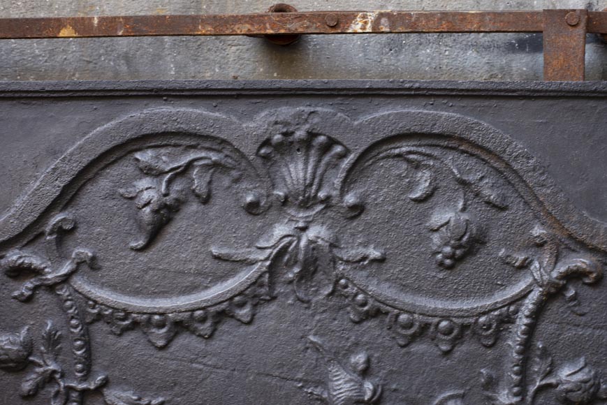 Plaque de cheminée moderne à décor chinoisant illustrée par Plaque de cheminée moderne à décor chinoisant illustrée par