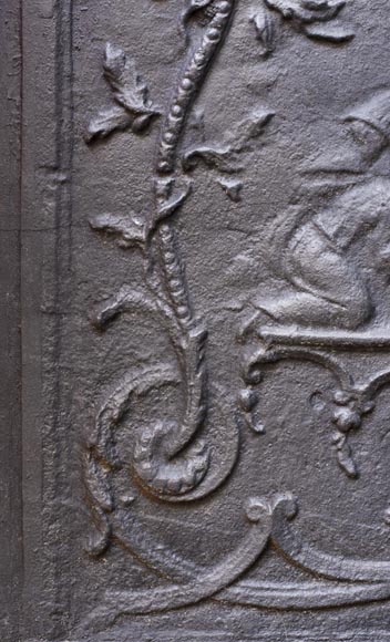 Plaque de cheminée moderne à décor chinoisant illustrée par Plaque de cheminée moderne à décor chinoisant illustrée par