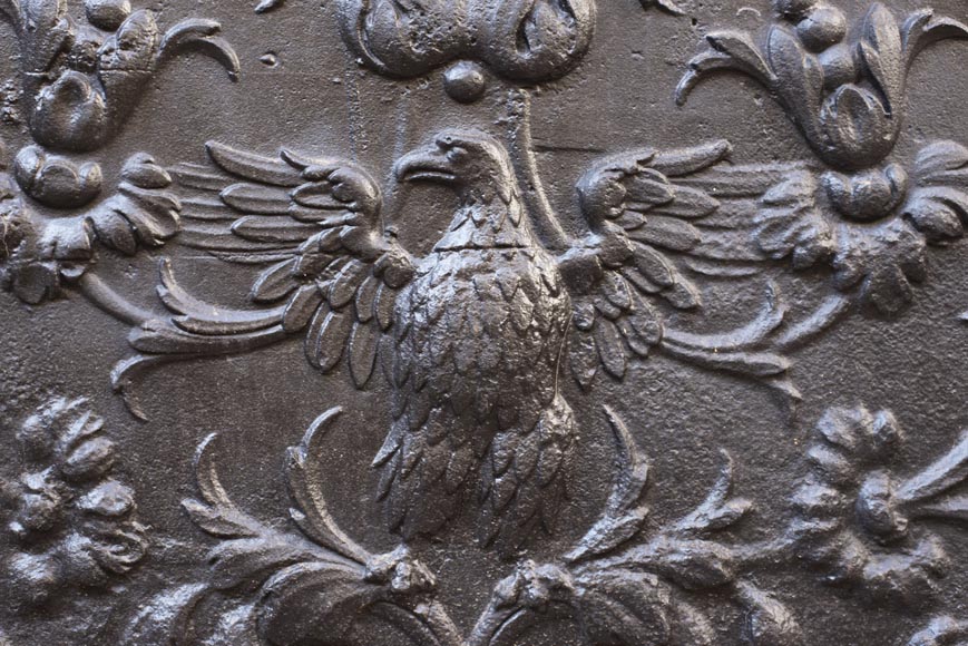 Plaque de cheminée du XVIIIe à décor de phénix parmi des fleurs et rinceaux Plaque de cheminée du XVIIIe à décor de phénix parmi des fleurs et rinceaux-1