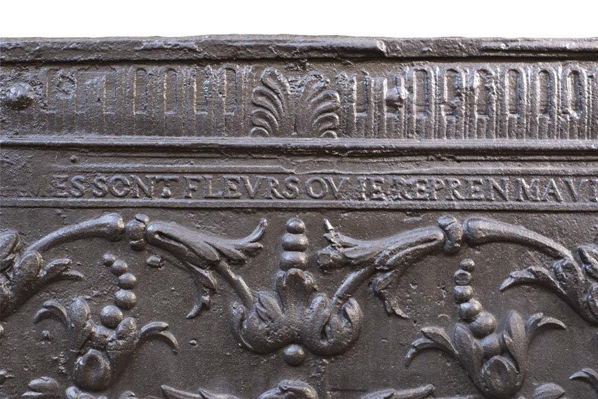 Plaque de cheminée du XVIIIe à décor de phénix parmi des fleurs et rinceaux Plaque de cheminée du XVIIIe à décor de phénix parmi des fleurs et rinceaux-3