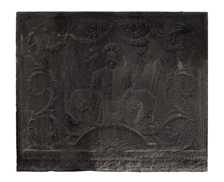 Plaque de cheminée ancienne de style Empire au trophée militaire Plaque de cheminée ancienne de style Empire au trophée militaire-0