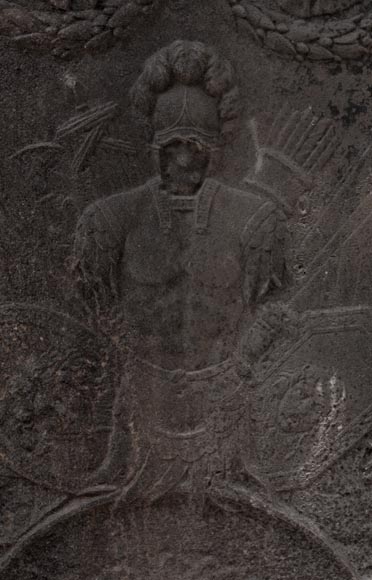 Plaque de cheminée ancienne de style Empire au trophée militaire Plaque de cheminée ancienne de style Empire au trophée militaire-1