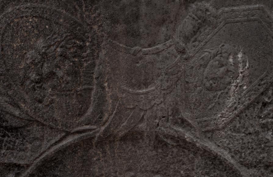 Plaque de cheminée ancienne de style Empire au trophée militaire Plaque de cheminée ancienne de style Empire au trophée militaire-2