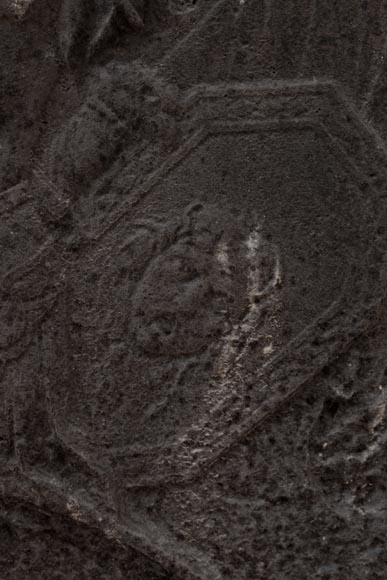 Plaque de cheminée ancienne de style Empire au trophée militaire Plaque de cheminée ancienne de style Empire au trophée militaire-3