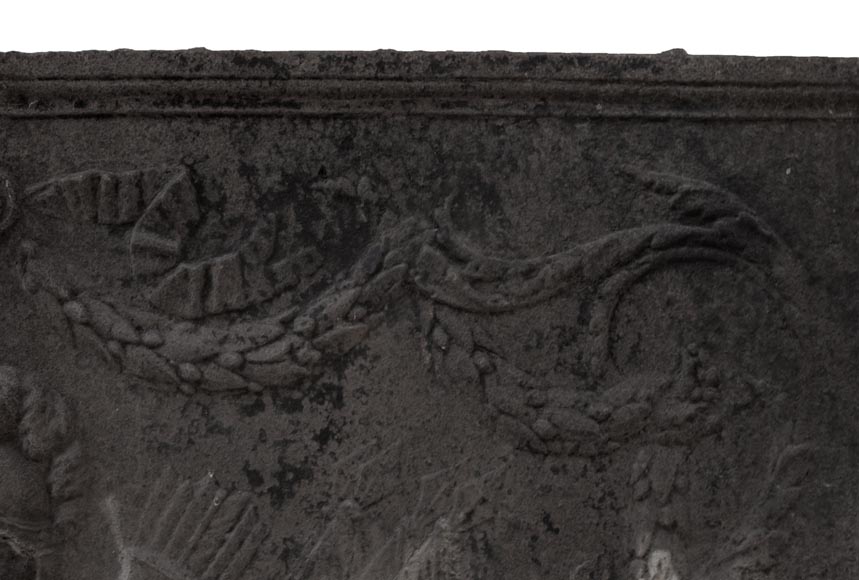 Plaque de cheminée ancienne de style Empire au trophée militaire Plaque de cheminée ancienne de style Empire au trophée militaire-4