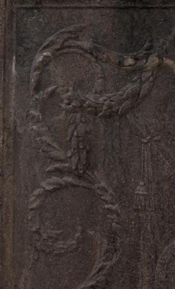 Plaque de cheminée ancienne de style Empire au trophée militaire Plaque de cheminée ancienne de style Empire au trophée militaire-5