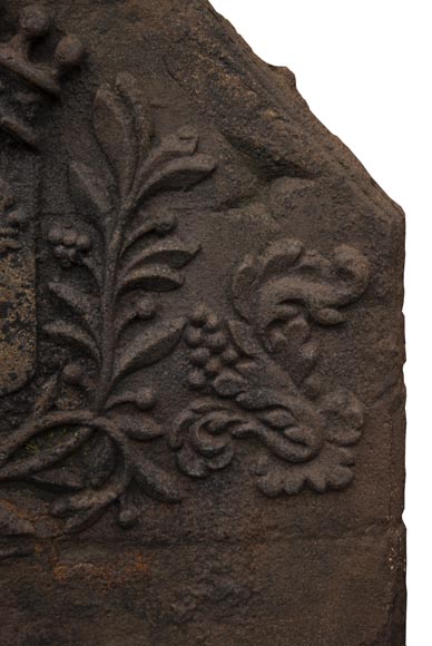 Plaque de cheminée du XVIIe aux armes d'alliance de René du Matz et de Gilonne de la Marzelière Plaque de cheminée du XVIIe aux armes d'alliance de René du Matz et de Gilonne de la Marzelière-3